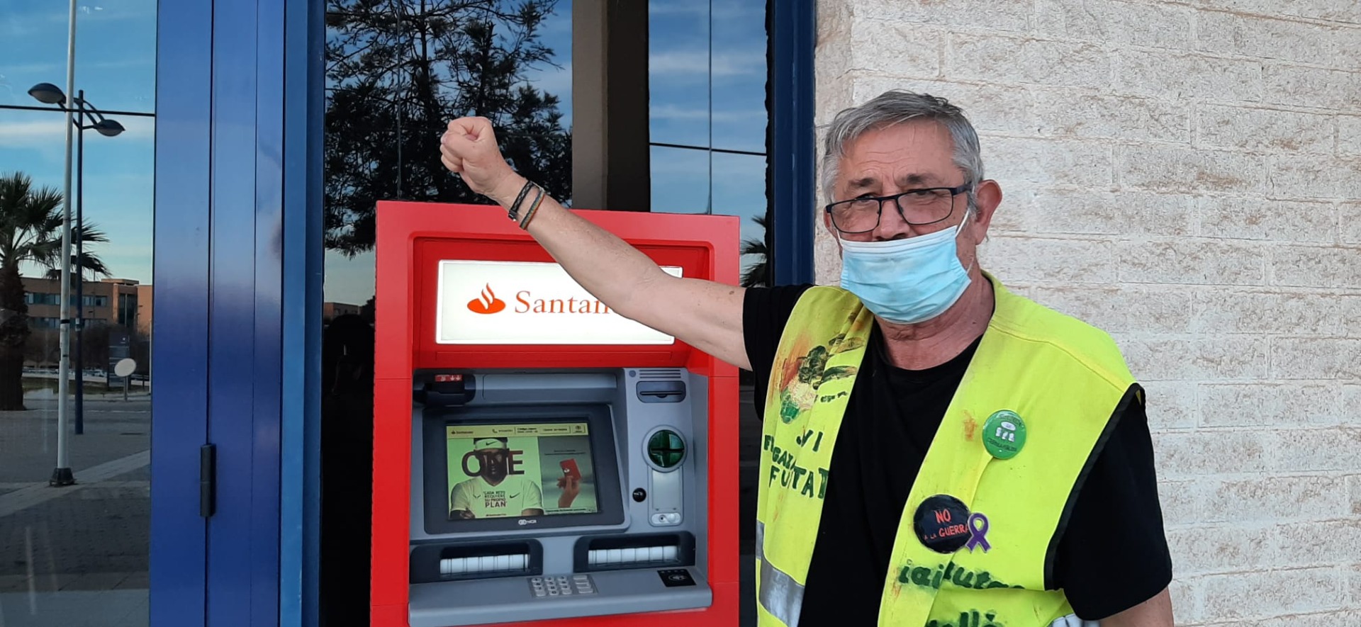 Javier Hurtado frente al Banco Santander